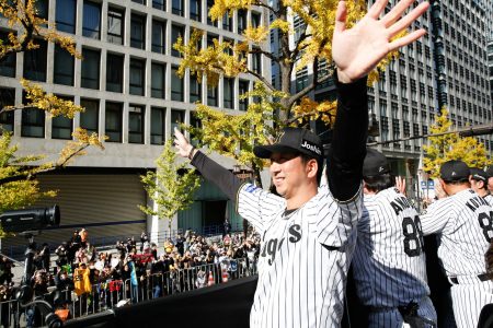 御堂筋に約20万人、阪神タイガース優勝記念パレード 集まった虎党、世代越えエール「夢ありがとう」 | ラジトピ ラジオ関西トピックス