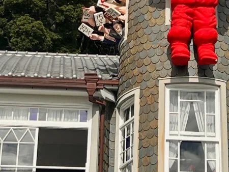 冬の風物詩の『世相サンタ』　満場一致で決まった2025年のモチーフが… – grape [グレイプ]