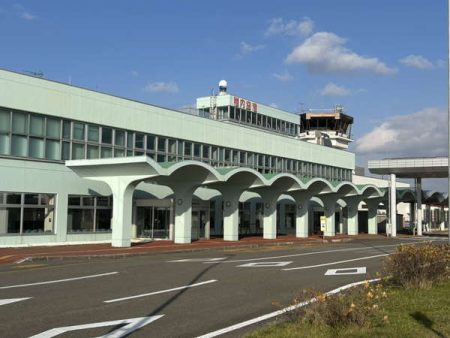「日本最北の実用空港」→実は“着陸の難所”？ 欠航率は「国内屈指の高さ」、乗ったら「確かにこれハードだわ…」 | 乗りものニュース