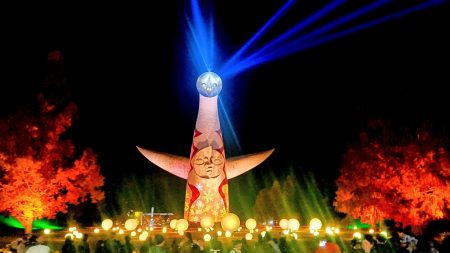 太陽の塔、シャンパンゴールドに輝く！ ポスト大阪・関西万博は千里で『イルミナイト』万博記念公園 | ラジトピ ラジオ関西トピックス