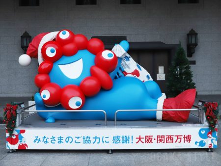 大阪市役所の大阪・関西万博「ミャクミャクモニュメント」がサンタクロース姿に – OSAKA STYLE