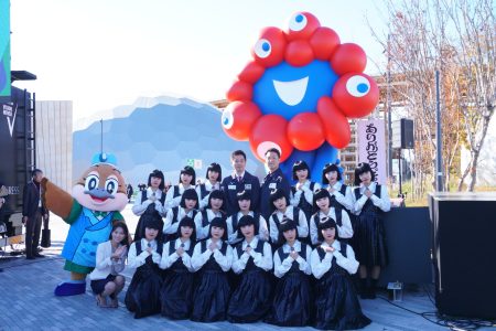 ミャクミャク旅立ちセレモニー、大阪府民1000人が「ありがとう。またね。」とお見送り。こみゃくの親・引地さんも登壇 - トラベル Watch