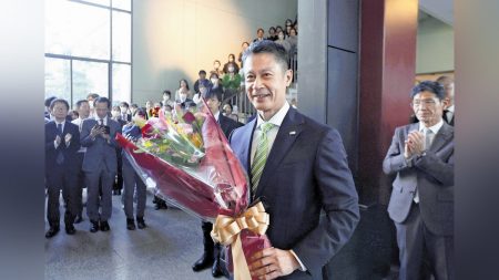 広島県知事、４期１６年の任期満了で３００ページの引継書を託して県庁を去る…今後は自分探しの旅？平日のスキー？政治活動？：地域ニュース : 読売新聞