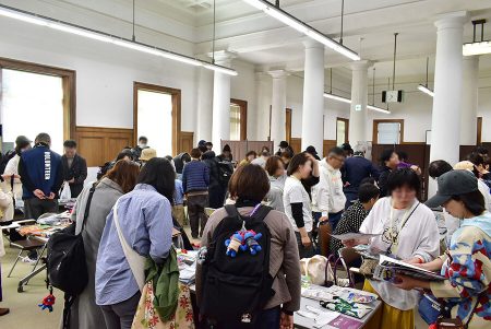 万博閉幕後にも大盛況…大阪で開催「万博グッズ交換会」に潜入してみたら、ハイレベルな空間だった（Lmaga.jp） - Yahoo!ニュース