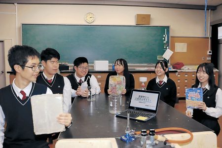ポテチの袋が下敷きに　高岡南高の６人組が全国で受賞続々、万博でも発表｜社会｜富山のニュース｜富山新聞