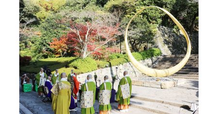 アイルランド館から知恩院へ　大阪万博展示の巨大黄金リング　来年9月まで設置予定　「ぜひ見に来て」：中外日報