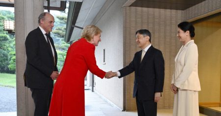 皇室スケッチ：天皇陛下、万博で国際親善　ヨーグルトから音楽まで多様な話題で | 毎日新聞