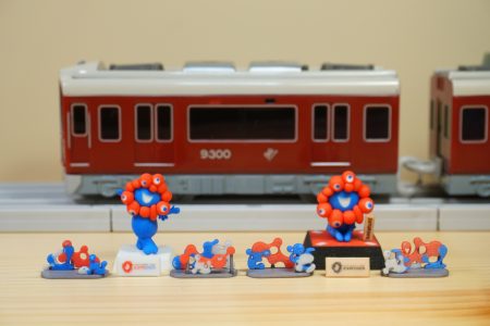 世界最小のミャクミャク像フィギュアでおうち万博を楽しんでみた。こみゃく・看板まで1/150スケールで忠実に再現 - トラベル Watch