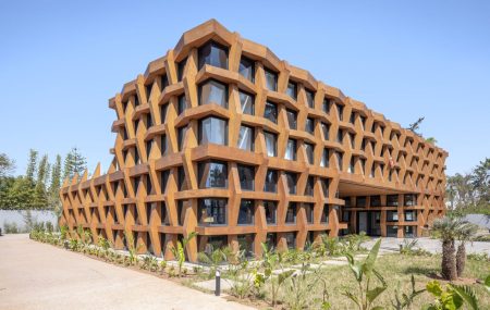 タイとモロッコの伝統が交差する木造ファサード〈タイ王国大使館〉OUALALOU+CHOI - TECTURE MAG（テクチャーマガジン） | 空間デザイン・建築メディア