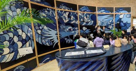 徳島県庁に大阪万博展示物、3月まで披露　藍染め作品やドイツ寄贈品 - 日本経済新聞