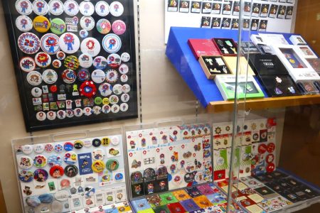 藤井さんが大阪・関西万博で集めた800個のピンバッジ - 梅田経済新聞