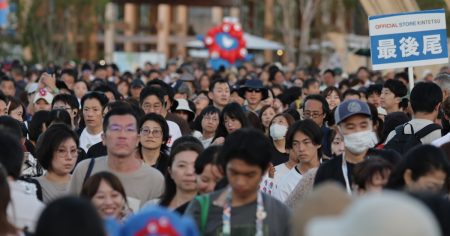 大阪万博の経済効果3兆円、想定を3000億円上回る　グッズ販売も支え - 日本経済新聞