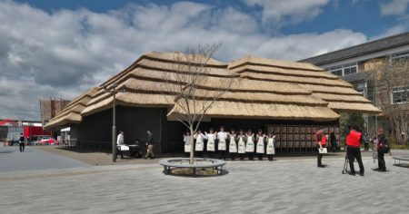大阪・関西万博「EARTH MART」の茅が文化財民家へ、隈研吾氏の狙い | 日経クロステック（xTECH）