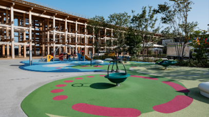 дёҮеҚҡгҖҢе…үгҒ®еәғе ҙгҖҚгҒ«гҒӮгҒЈгҒҹйҒҠе…·гҒҜгҖҺгғӣгғҶгғ«гӮӘгғјгӮҜгғ©зҘһжҲёгҖҸгҒ«зҪ®гҒӢгӮҢгӮӢгҒҝгҒҹгҒ„гҖӮеӯҗгҒ©гӮӮгҒ®йҒҠгҒіе ҙгӮ’гғӘгғӢгғҘгғјгӮўгғ« | зҘһжҲёгӮёгғЈгғјгғҠгғ«