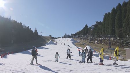 全身仮装で初滑り 神戸・六甲山スノーパークが今シーズンの営業開始 - サンテレビニュース