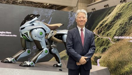 搭乗型4脚ロボ、川崎重工が事業化へ　40年に3000億円規模目指す | 日経クロステック（xTECH）