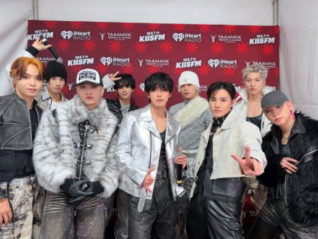 JO1 アメリカ最大の年末音楽フェス『Jingle Ball』LA公演 屋外ステージで大声援に包まれパフォーマンス! | FANY Magazine