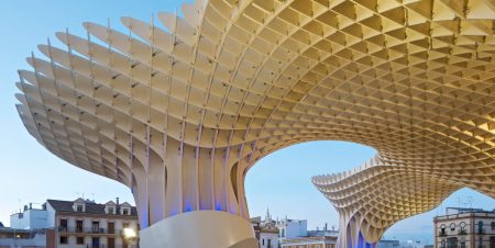 世界の次世代木造建築。今、木造が注目されている理由とは?【藤本壮介の大屋根リングから純木造の高層ビルまで】