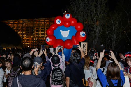 あべのハルカス近鉄本店、ミャクミャクの活躍をたどる「万博報道写真展」開催。共同通信社による貴重な記録を公開（トラベル Watch） - Yahoo!ニュース