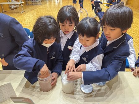 大阪信愛学院に2025年大阪・関西万博で展示されたヨルダンの赤い砂やパキスタンのピンクソルト等が寄贈される (2025年12月11日) - エキサイトニュース