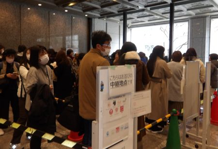 大阪市役所の万博スタンプ12種類、押すのに最大2時間待ち　14日からは午後8時まで（産経新聞） - Yahoo!ニュース