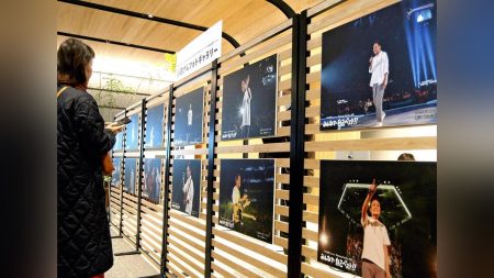 小田和正さんの全国ツアー熱く、広島市で振り返るイベント「歌声聞こえてくるような」…舞台写真や衣装など展示 : 読売新聞