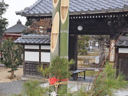 「少しでも心が和めば」滋賀県東近江市の山門に高さ3メートルの巨大門松、今年も登場｜京都新聞デジタル　京都・滋賀のニュースサイト