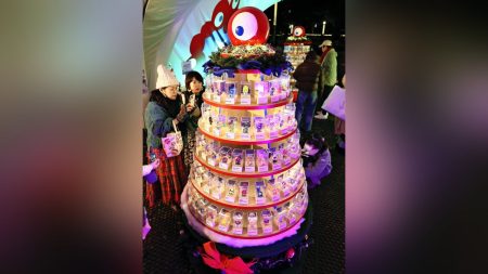 「ミャクミャク」のクリスマスツリー、中之島公園に登場…コシノジュンコさんらが塗装した色とりどりのフィギュア２００体 : 読売新聞