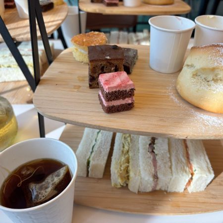 〈5000円で紙コップ紅茶〉大炎上で英国ブランド陶器へ…大阪万博アフタヌーンティーが辿った“進化のドラマ”（集英社オンライン） - Yahoo!ニュース