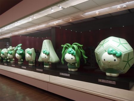 大阪・関西万博日本館で展示された「ハローキティ×藻類」の12体 - サカエ経済新聞