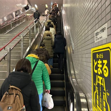 エスカレーター片側空けはなぜ、なくならないのか…万博で広がった「新マナー」はどこへ？　名古屋・福岡・東京の現実（集英社オンライン） - Yahoo!ニュース