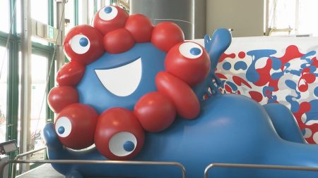 “寝そべりミャクミャク” 市役所前から南港ATC へ移設「万博の思いを次の世代へ」来年3月末まで（2025年12月27日掲載）｜YTV NEWS NNN