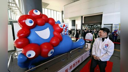 大阪万博:寝そべり姿の巨大ミャクミャク、市役所前から「温かい所」に引っ越し : 読売新聞