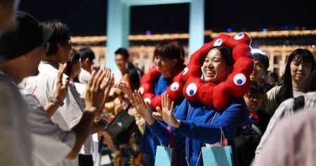 万博の水上ショー、薄氷の完走　上演直前の中止に「血の気引いた」 - 日本経済新聞