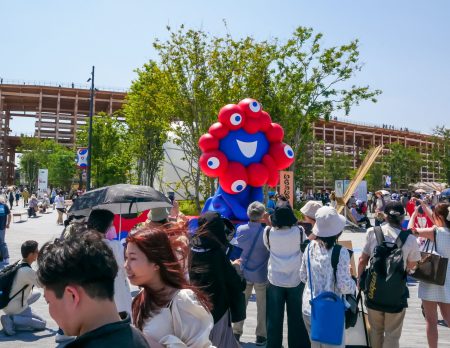 気味悪いから、親しみへ　ミャクミャクの軌跡（週刊大阪日日新聞） - Yahoo!ニュース