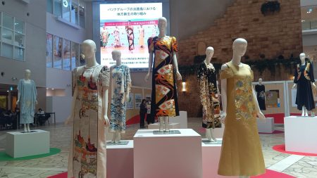 《Expo Legacy》パソナ館・西陣織VIP接客ドレス公開 98歳・藤本ハルミさんデザイン | ラジトピ ラジオ関西トピックス