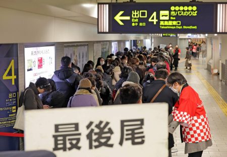 京都市下京区の百貨店で初売りに3千人の行列　商品が飛ぶように売れた売り場は｜京都新聞デジタル　京都・滋賀のニュースサイト
