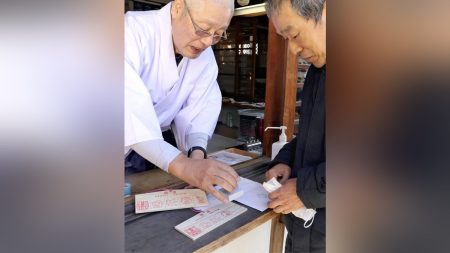 馬を模した張り子を授与…大阪・松原周辺の五社参ろう : 読売新聞