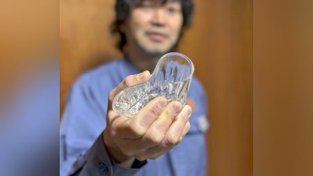 大阪府八尾市:ぐにゃりと曲がるロックグラス「KINJO JAPAN」に世界が「ワォ！」、創業90年のゴムメーカー・錦城護謨が一念発起で開発…「すごさを伝えるのに言葉はいらない」 : 読売新聞