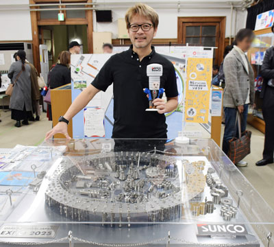 サンコーインダストリーの“ねじのジオラマ”、中之島図書館で展示 – 金属産業新聞｜キンサンデジタル