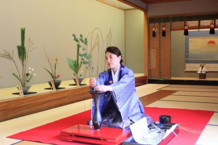 華道家元・池坊「初生け式」大阪・関西万博のレガシーと世界に思い“馳せて” 次期家元・池坊専好さん（ラジトピ　ラジオ関西トピックス） - Yahoo!ニュース