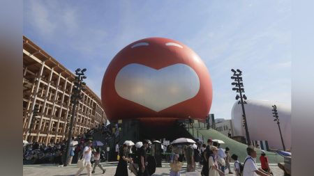 吉本興業が「銀行やるで！」、お笑い起点の「経済圏」へ…特典は劇場チケット・芸人が掃除や洗濯 : 読売新聞