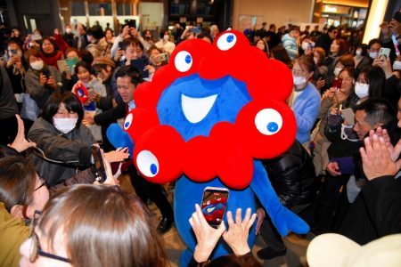 「ミャクミャク」福井駅に登場、どっと人波　「くるふ」に期間限定ストア、開店をPR | 経済,催し・文化 | 福井のニュース | 福井新聞Ｄ刊