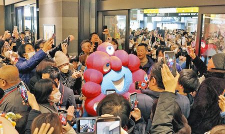 ミャクミャク　福井駅に登場　万博公式ストアが限定出店　：日刊県民福井Web