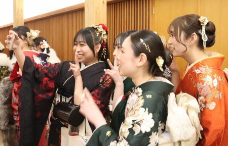 京都府中部で「二十歳のつどい」　俳優の卵が誓いの言葉　道端カレンさんがメッセージ｜京都新聞デジタル　京都・滋賀のニュースサイト