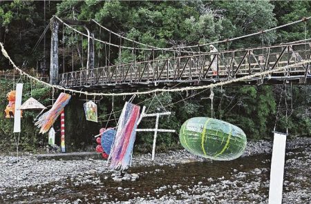 寒風に「揚げ物」ゆらり／田辺市本宮町の川湯温泉：紀伊民報AGARA｜和歌山県のニュースサイト