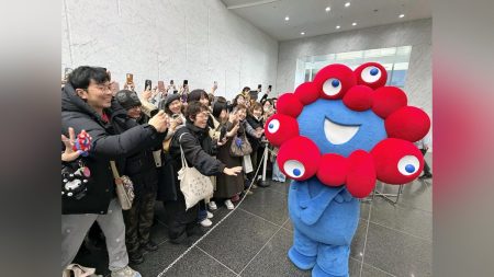 万博閉幕から３か月・ミャクミャク人気は年越えて…各地のグッズ販売に行列「まだまだ集めたい」、撮影会倍率は１００倍超「あの興奮がよみがえる」 : 読売新聞