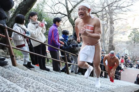 210段踏みしめて　紀三井寺で早駈詣り | わかやま新報