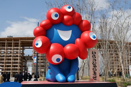 【ミャクミャク×ハードロックカフェ】“赤×青”の配色でミャクミャクがギターを駆ける新作ピンが話題（ハフポスト日本版） - Yahoo!ニュース