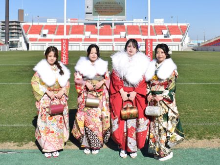 グラウンドのフォトスポットで記念撮影 - 東大阪経済新聞